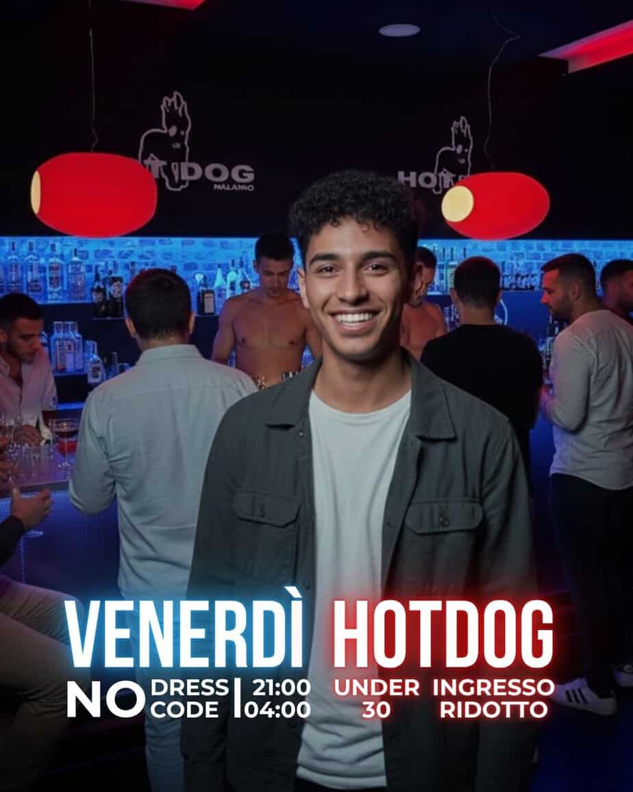 Giovane uomo sorridente al Hot Dog Club Milano, bar gay per incontri cruising.