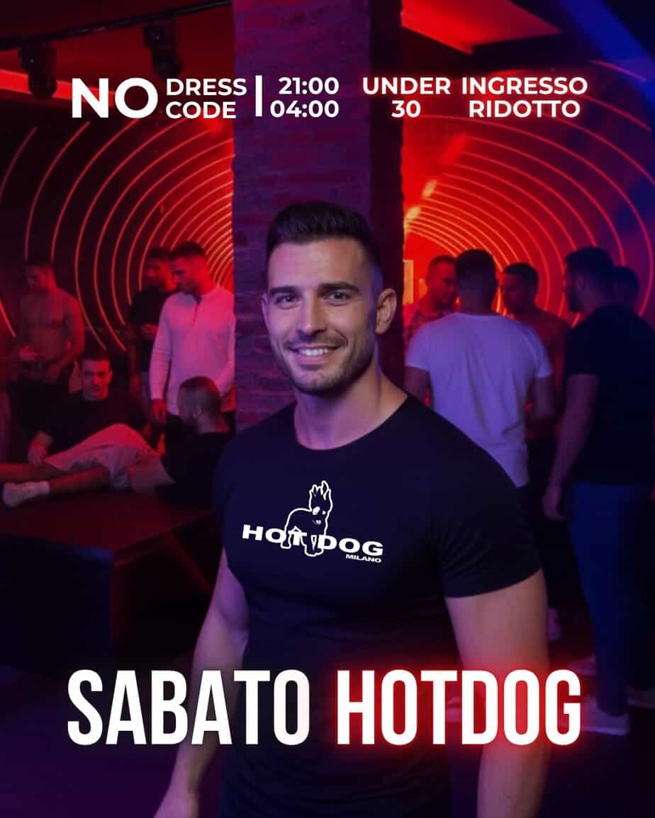Uomo sorridente al Hot Dog Club Milano durante Sabato Hotdog.