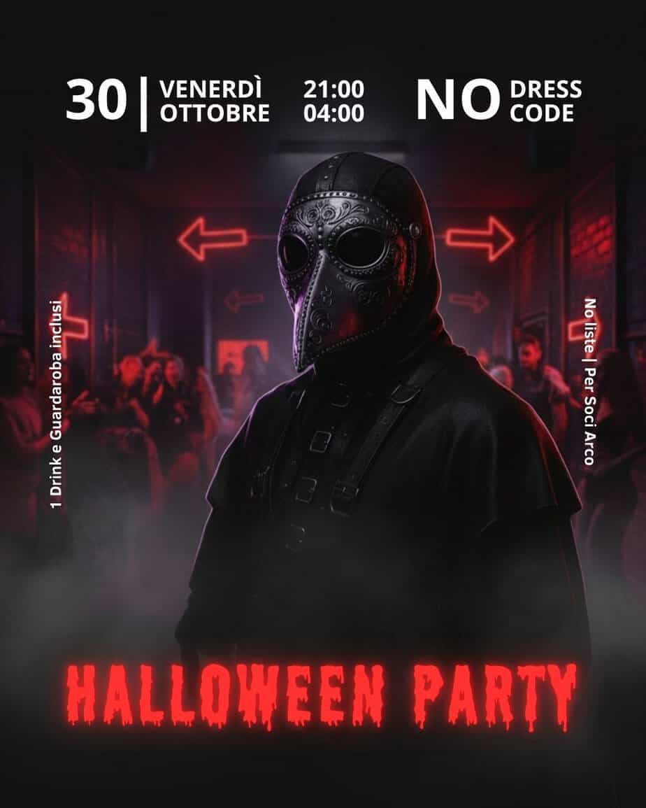 Persona con maschera da horror in un club gay durante Halloween.